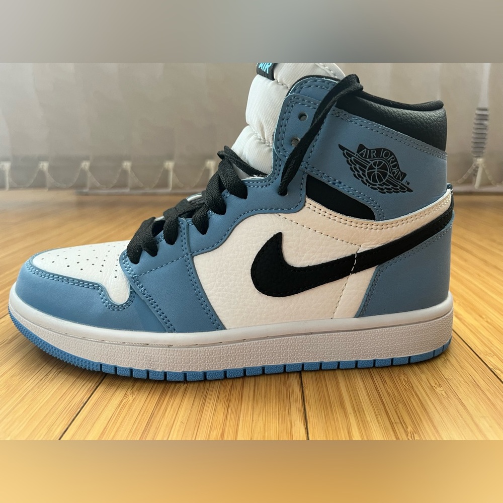 Jordan 1 Retro High OG University Blue : size 5.5Y = women’s size 7